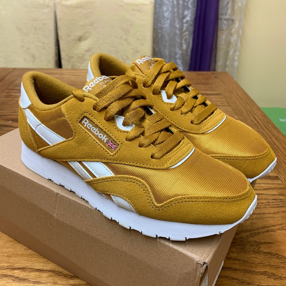 Reebok Classic - Wild Khaki/White - size 5 Unisex